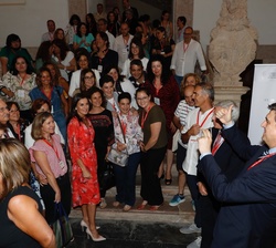 Su Majestad la Reina acompañada por algunos de los participantes en el seminario